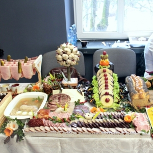 Stół zastawiony pięknie przygotowanymi regionalnymi potrawami powiatu łęczyckiego.