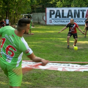 Grupa drużyny czerwono czarnych i zielono białych podczas gry w Palanta.