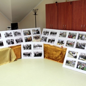 Zdjęcia rozłożone na stołach.