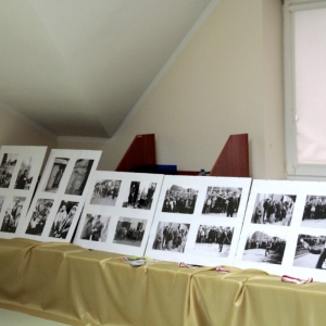 Czarno-białe zdjęcia rozłożone na stołach.