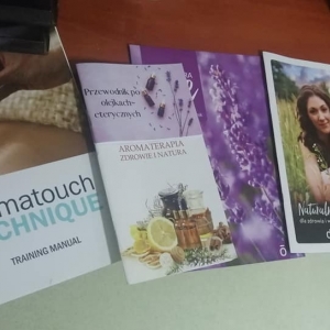 Zestaw książek i broszur na temat aromatoterapii.