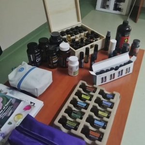 Stół pełen olejków zapachowych i innych akcesoriów do aromatoterapii. 