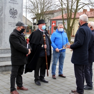 Grupa osób przy pomniku Tadeusza Kościuszki podczas Święta Palanta w Grabowie.
