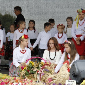 Grupka młodzieżowego zespołu muzycznego w strojach ludowych wraz z ozdobami Święta Plonów.
