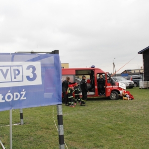 Logo TVP3 Łódź na tle strażaków i sceny.