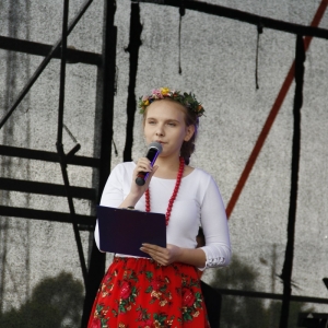 Dziewczynka w stroju ludowym podczas występu na scenie.