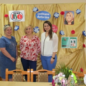 Pani Dyrektor GCKB Grabów, pani Anna Bobrowicz i pani organizatorka stoją na tle dekoracji i uśmiechają się patrząc w obiektyw.