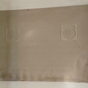 Tablica pamięciowa Joanny i Antoniego Kretkowskich wyryta na budynku znajdującego się w Parskach.