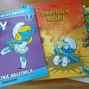 Trzy książki pt. „Poznajemy zawody świata. Smerfetka baletnica", Smerfowa nauka" i „Zakochany Papa Smerf".