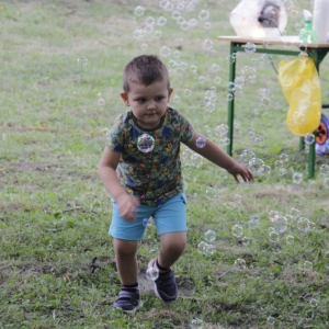 Chłopiec bawiący się bańkami mydlanymi.