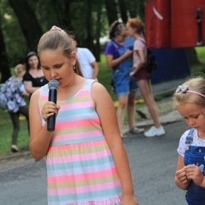 Dwie dziewczynki, a jedna z mikrofonem.