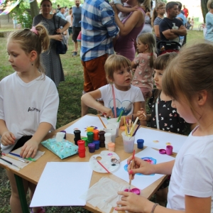 Grupka dzieci malująca farbami.