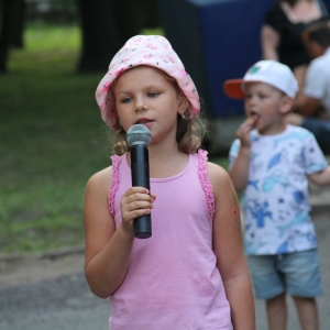 Dziewczynka z mikrofonem.