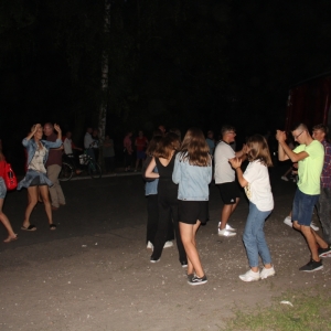 Grupka młodzieży tańcząca podczas Bubble Disco.