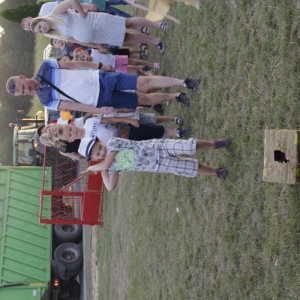  Grupka dzieci podczas konkursu na Pikniku Wiejskim w Byszewie.