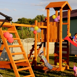 Drewniany plac zabaw  dla dzieci 