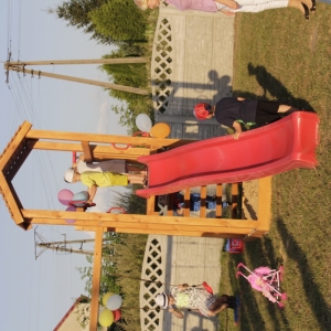 Dwójka dzieci na zjeżdżalni na placu zabaw na Pikniku Wiejskim w Byszewie.
