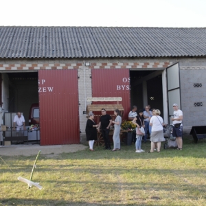 Grupka gości na Wiejskim Pikniku Rodzinnym w Byszewie.