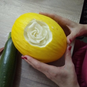Melon z wyciętym w nim kwiatuszkiem.