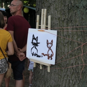Rysunek dzieci wyeksponowany na drzewie na terenie pikniku.