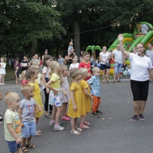 Grupka dzieci podczas tańców i zabawy wraz z animatorką.