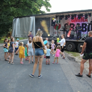 Grupka dzieci bawiąca się przed sceną.