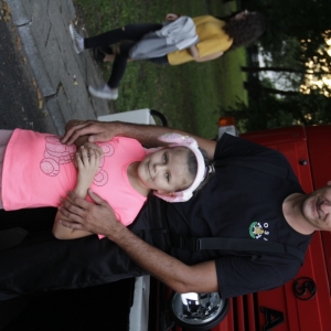 Dziewczynka ze strażakiem.