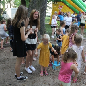 Grupka dzieci podczas zabawy.