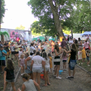 Tłum rodziców wraz z dziećmi  podczas zabawy na pikniku w Grabowie.