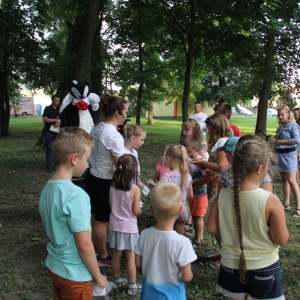 Grupka dzieci podczas zabawy zorganizowanych przez animatorkę.