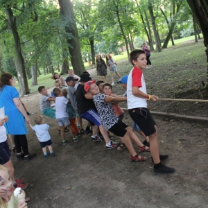 Grupka dzieci podczas zabawy przeciągania liny.