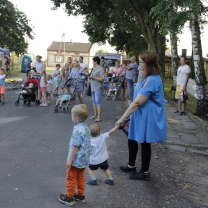 Grupa dzieci wraz z rodzicami uczestnicząca w pikniku w Grabowie.