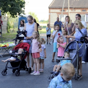 Grupka dzieci z rodzicami podczas zabawy na pikniku w Grabowie.