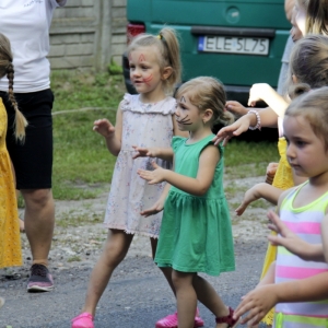 Grupka kilku dziewczynek podczas zabawy na pikniku w Grabowie.