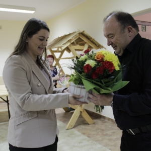 Pani Dyrektor GCKB Grabów przekazuje kwiaty z podziękowaniami panu Romanowi Pankiewiczowi za spotkanie.