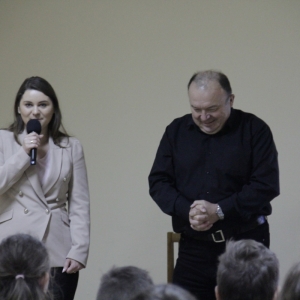 Pani Dyrektor GCKB Grabów przedstawia pana Romana Pankiewicza stojącego obok niej.