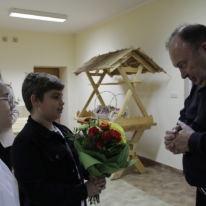 Dwójka dzieci przekazuje podziękowania panu Romanowi Pankiewiczowi za spotkanie.