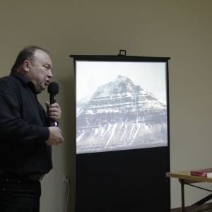 Pan Roman Pankiewicz opowiada o swoich książkach i przygodach podróżniczych pokazując zdjęcia za pomocą rzutnika.