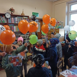 Grupa dzieci trzyma jesienne balony.