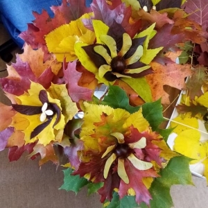 Ozdoby zrobione przez uczestników zajęć zrobione z liści w kolorach jesiennych i kasztanów.