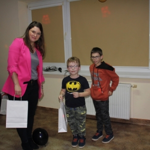 Pani Dyrektor Paulina Frontczak-Pawłowska z dwójką chłopców patrzą w obiektyw.
