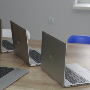 Otwarte laptopy HP ustawione na stole.