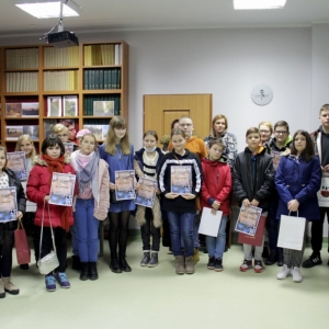 Zdjęcie grupowe wszystkich uczestników konkursu trzymających swoje dyplomy i nagrody, wraz z panią, która przekazywała wyróżnienia.