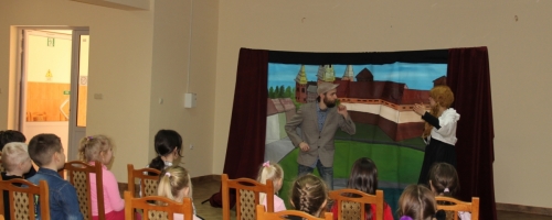        W Gminnym Centrum Kulturalno Bibliotecznym w Grabowie odbył się spektakl teatralny dla dzieci pt. „ Tajemnica Śpiących rycerzy”. 