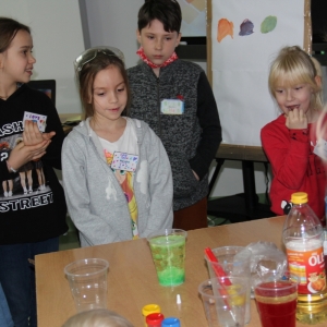 Dzieci patrzą się na wykonany eksperyment.