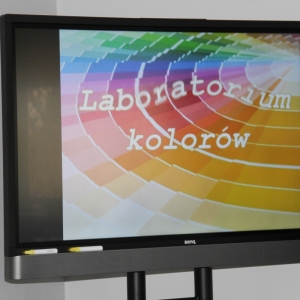 Telewizor w którym jest napis „Laboratorium Kolorów".