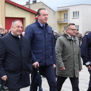 Ksiądz, Senator RP P. Błaszczyk i inni mieszkańcy gminy Grabów idący za korowodem orkiestry.