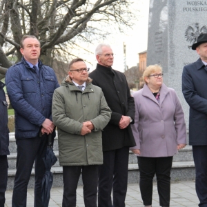 Wójt Gminy Grabów z Senatorem RP P. Błaszczykiem i kilkoma innymi osobami stoją na tle pomnika Tadeusz Kościuszki.
