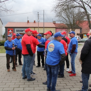 Grupka drużyny czerwonych i niebieskich podczas gry w Palanta.