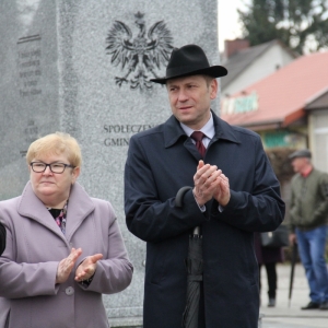 Dwoje mieszkańców gminy Grabów klaszczących na tle pomnika Tadeusza Kościuszki.
